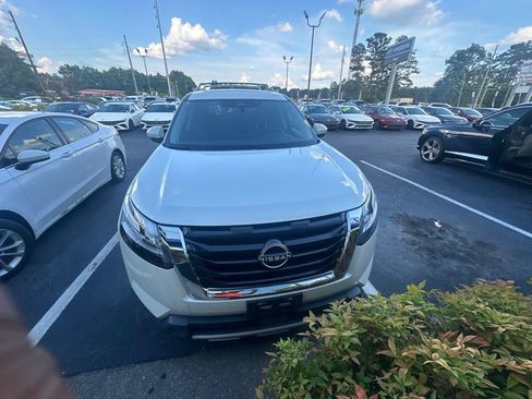 Used 2023 Nissan Pathfinder SL w/ SL Premium Package AWD/4WD image 5