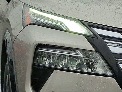 Used 2024 Nissan Rogue Platinum w/ Platinum Premium Package image 9