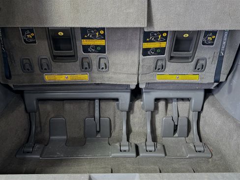 Used 2014 Toyota Sienna XLE image 24