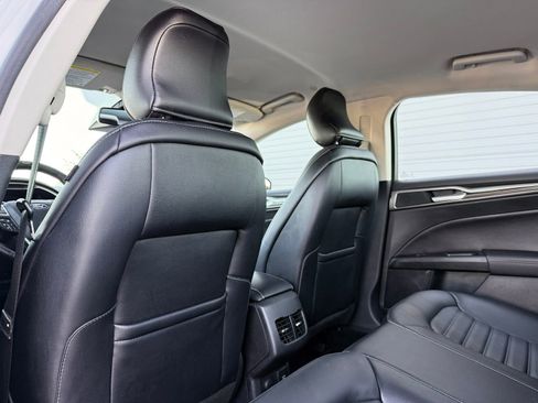 Used 2018 Ford Fusion SE w/ Equipment Group 602A FWD image 16