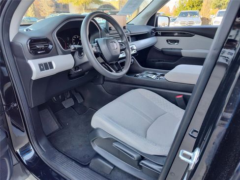 Used 2023 Honda Pilot LX image 2