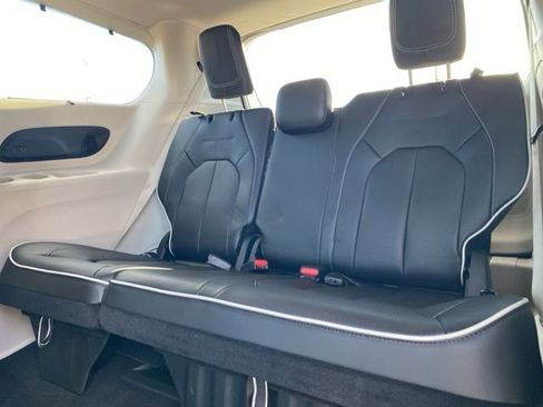 Used 2024 Chrysler Pacifica Limited image 26