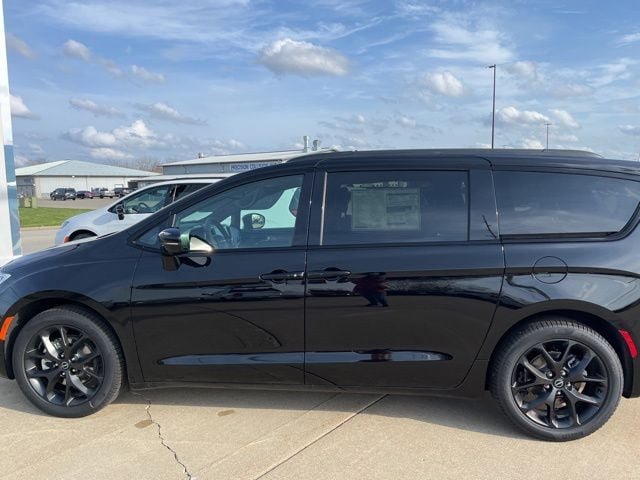 New 2026 Chrysler Pacifica Select w/ S Appearance Package FWD image 8