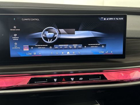 Used 2025 BMW 740i xDrive image 25