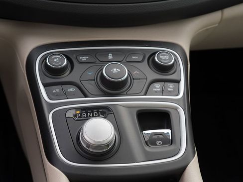 Used 2015 Chrysler 200 Limited image 24