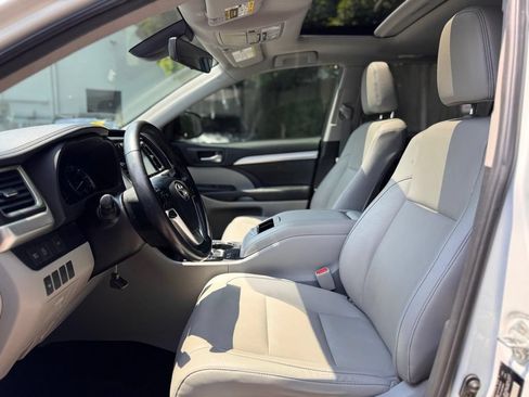 Used 2019 Toyota Highlander XLE AWD/4WD image 19