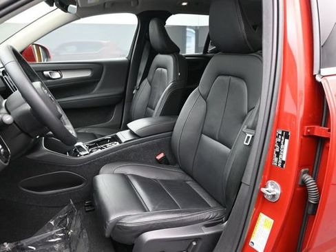 Used 2023 Volvo XC40 B4 Plus w/ Driver Assist Package FWD image 10