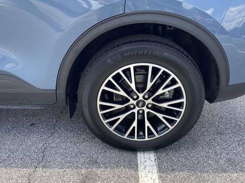 Certified 2025 Ford Escape SE FWD image 9
