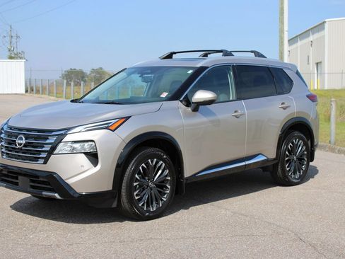Used 2025 Nissan Rogue Platinum AWD/4WD image 2