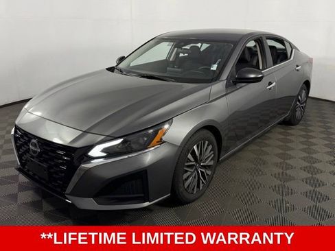 Used 2024 Nissan Altima 2.5 SV image 3
