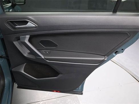 Used 2020 Volkswagen Tiguan SE w/ Panoramic Sunroof Package image 34
