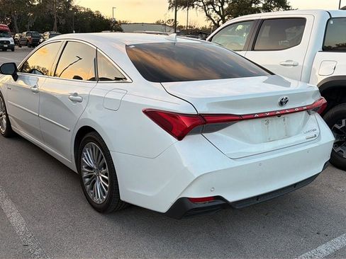 Used 2019 Toyota Avalon Limited image 4