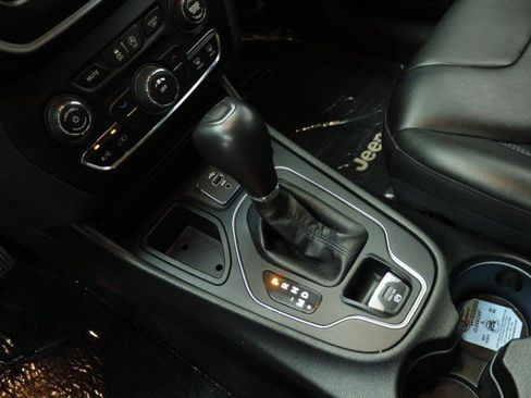 Used 2019 Jeep Cherokee Latitude Plus FWD image 18