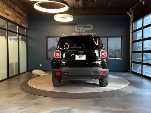Used 2017 Jeep Renegade Trailhawk w/ Premium Trailhawk Package AWD/4WD image 4