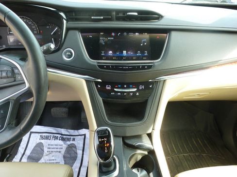 Used 2017 Cadillac XT5 Luxury w/ Driver Awareness Package AWD/4WD image 27
