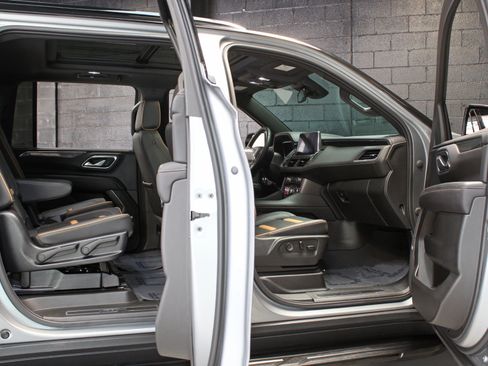 Used 2023 GMC Yukon XL AT4 w/ Technology Package AWD/4WD image 32