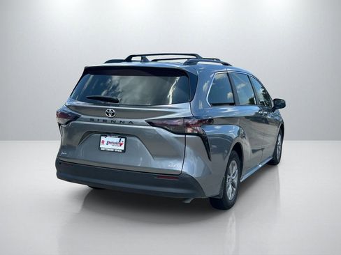 Used 2026 Toyota Sienna XLE FWD image 5