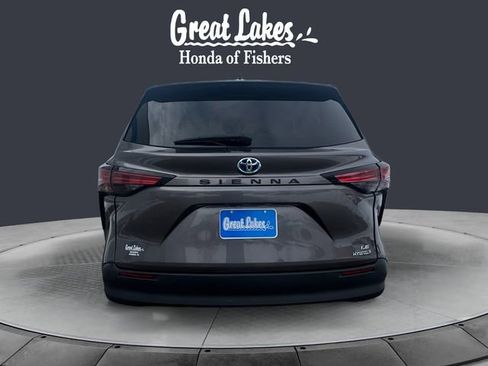 Used 2022 Toyota Sienna LE image 4