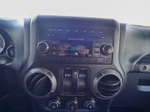 Used 2015 Jeep Wrangler Sport w/ Quick Order Package 24S AWD/4WD image 16