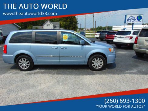 Used 2013 Chrysler Town & Country Touring FWD image 1