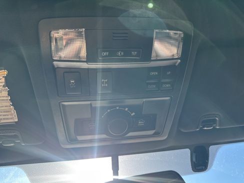 Used 2017 Toyota Tacoma TRD Sport image 9