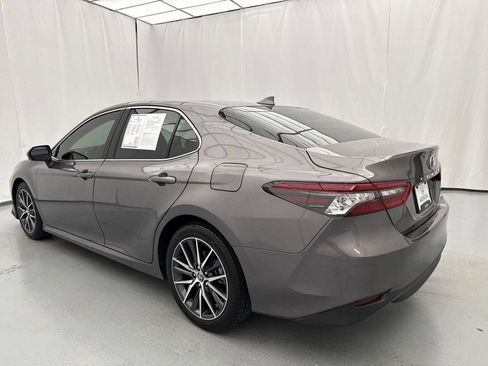 Used 2022 Toyota Camry XLE FWD image 5