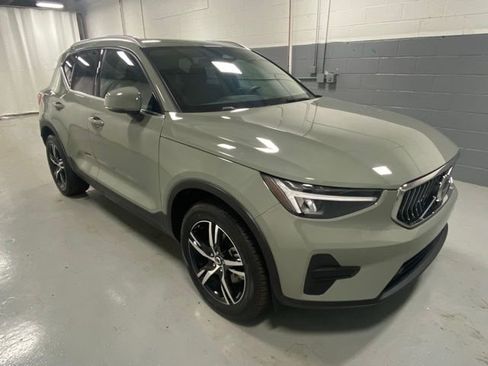 Used 2025 Volvo XC40 B5 Core image 4
