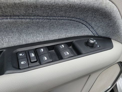 Used 2022 Jeep Compass Latitude FWD image 19