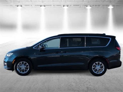Used 2022 Chrysler Pacifica Touring-L image 5