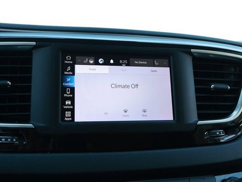 Used 2023 Chrysler Voyager LX image 17