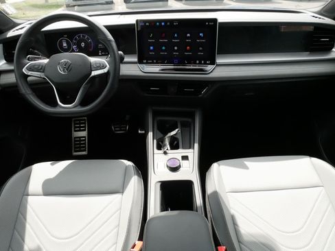 Certified 2025 Volkswagen Tiguan SE R-Line AWD/4WD image 10