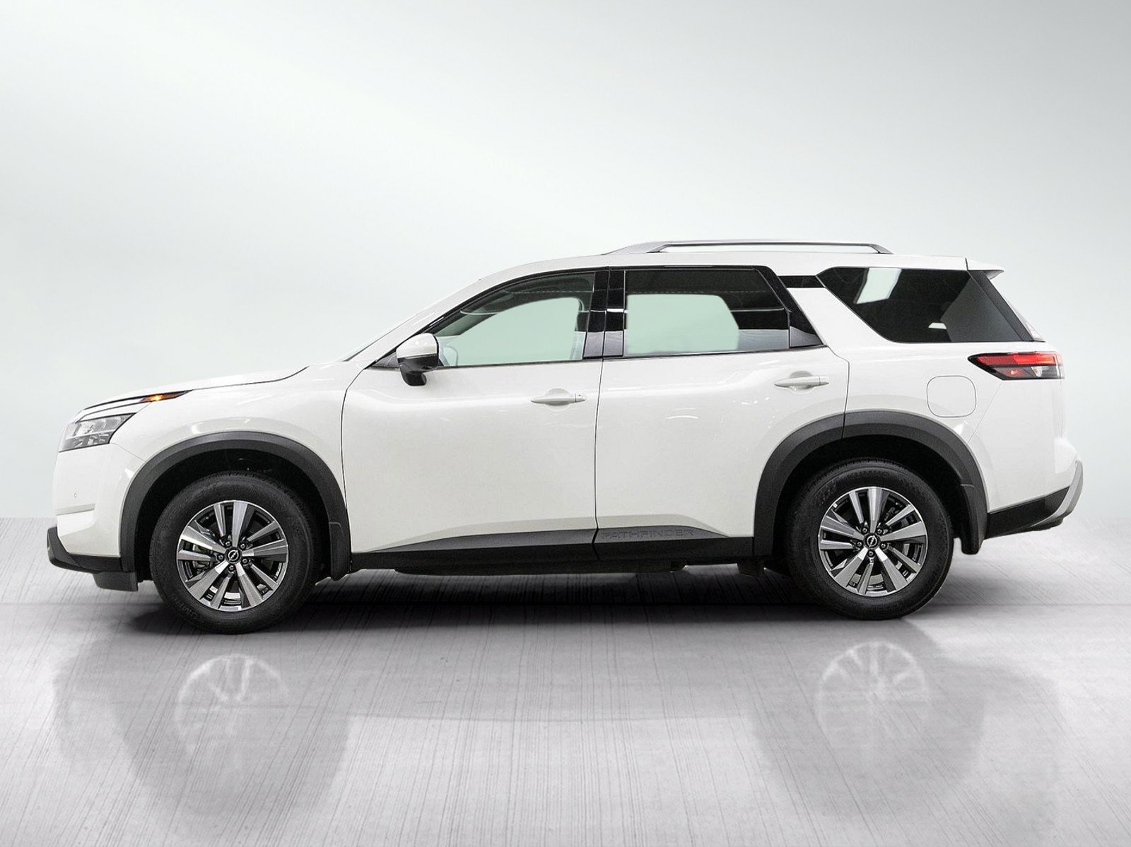 Used 2024 Nissan Pathfinder SL AWD/4WD image 2