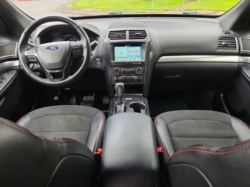 Used 2018 Ford Explorer XLT w/ Equipment Group 202A AWD/4WD image 21