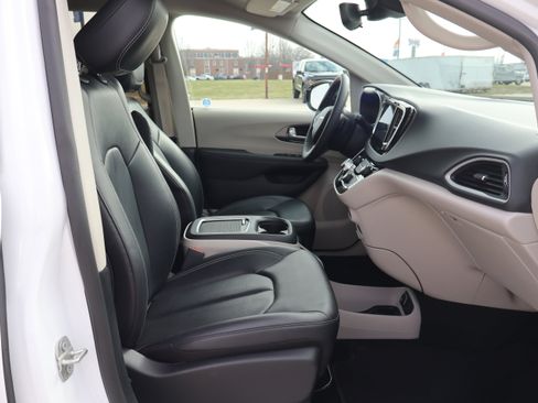 Used 2024 Chrysler Pacifica Touring-L image 14