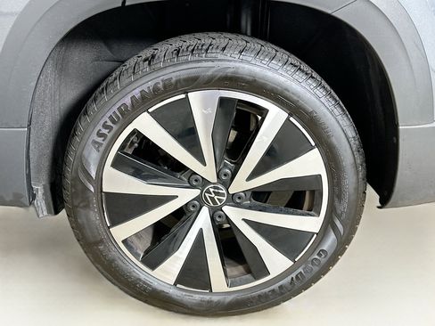 Used 2024 Volkswagen Taos SE image 11