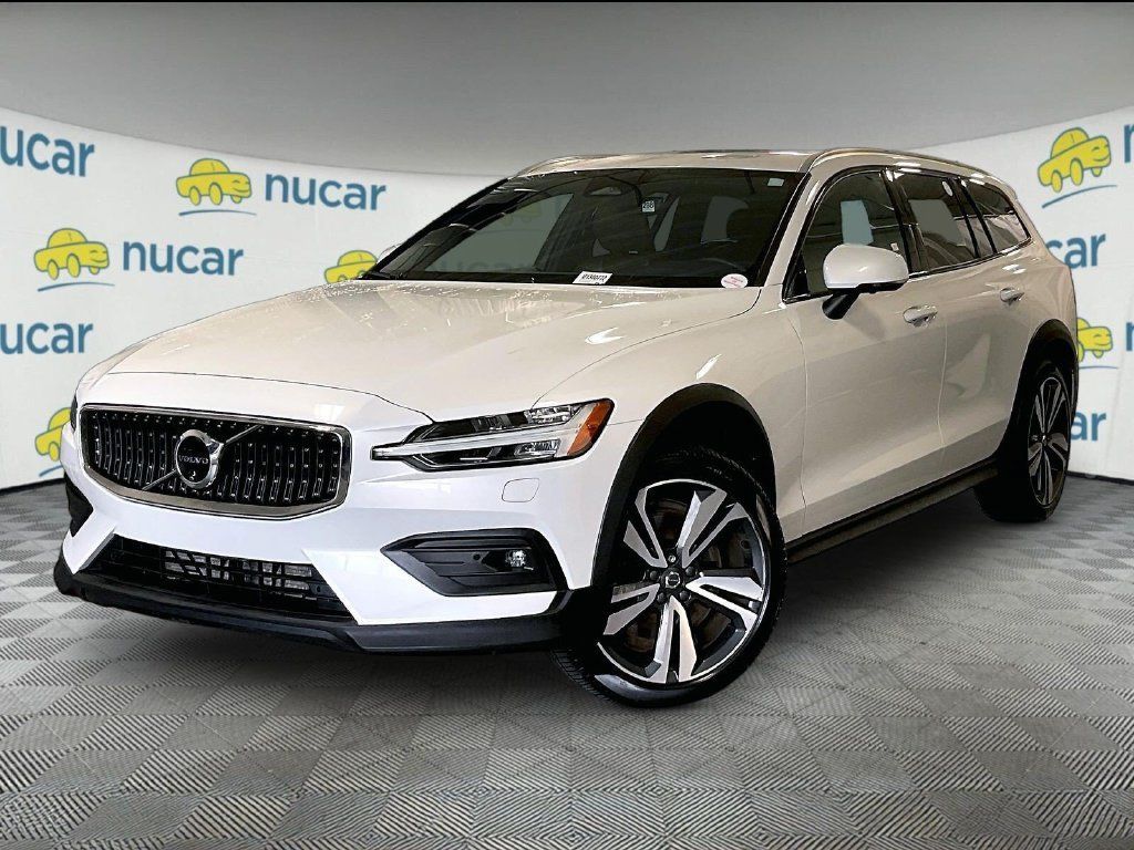Used 2025 Volvo V60 B5 Cross Country Plus AWD/4WD image 3