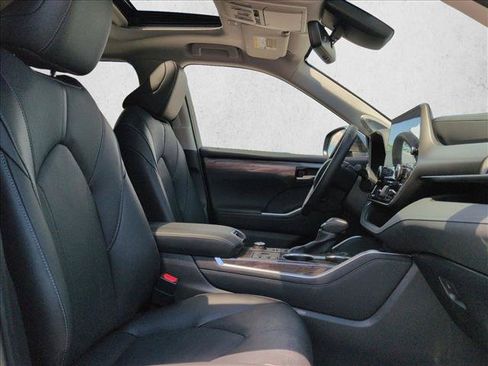 Used 2024 Toyota Highlander Limited AWD/4WD image 22