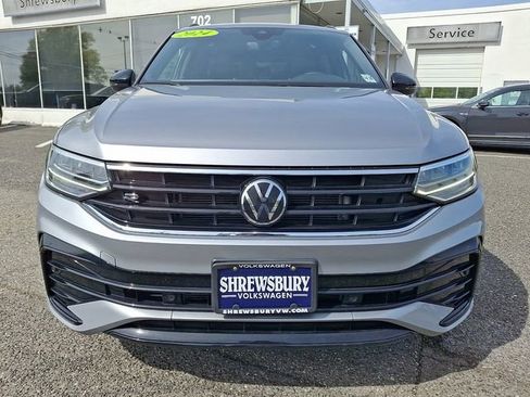 Used 2024 Volkswagen Tiguan SE R-Line AWD/4WD image 2