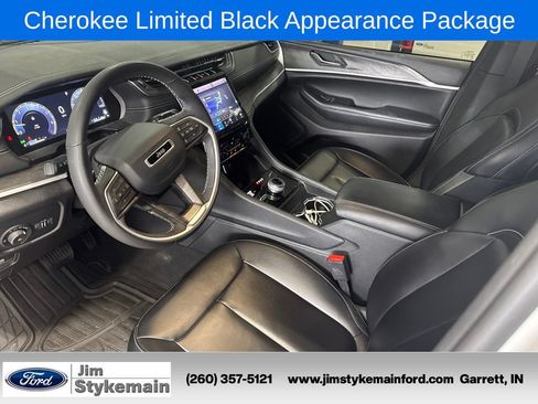 Used 2024 Jeep Grand Cherokee Limited w/ Black Appearance Package AWD/4WD image 12