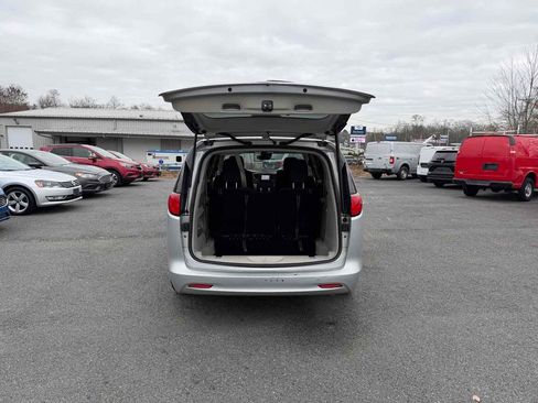 Used 2023 Chrysler Voyager LX image 31