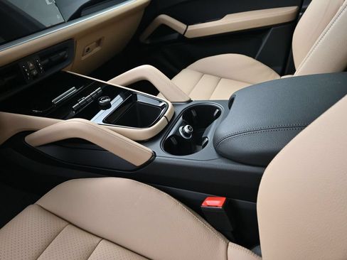 Certified 2026 Porsche Cayenne AWD/4WD image 21