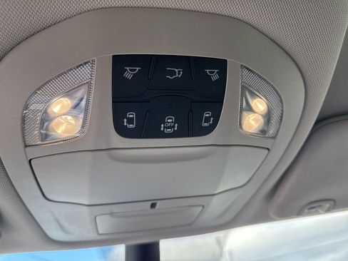 Used 2024 Chrysler Pacifica Touring-L image 18