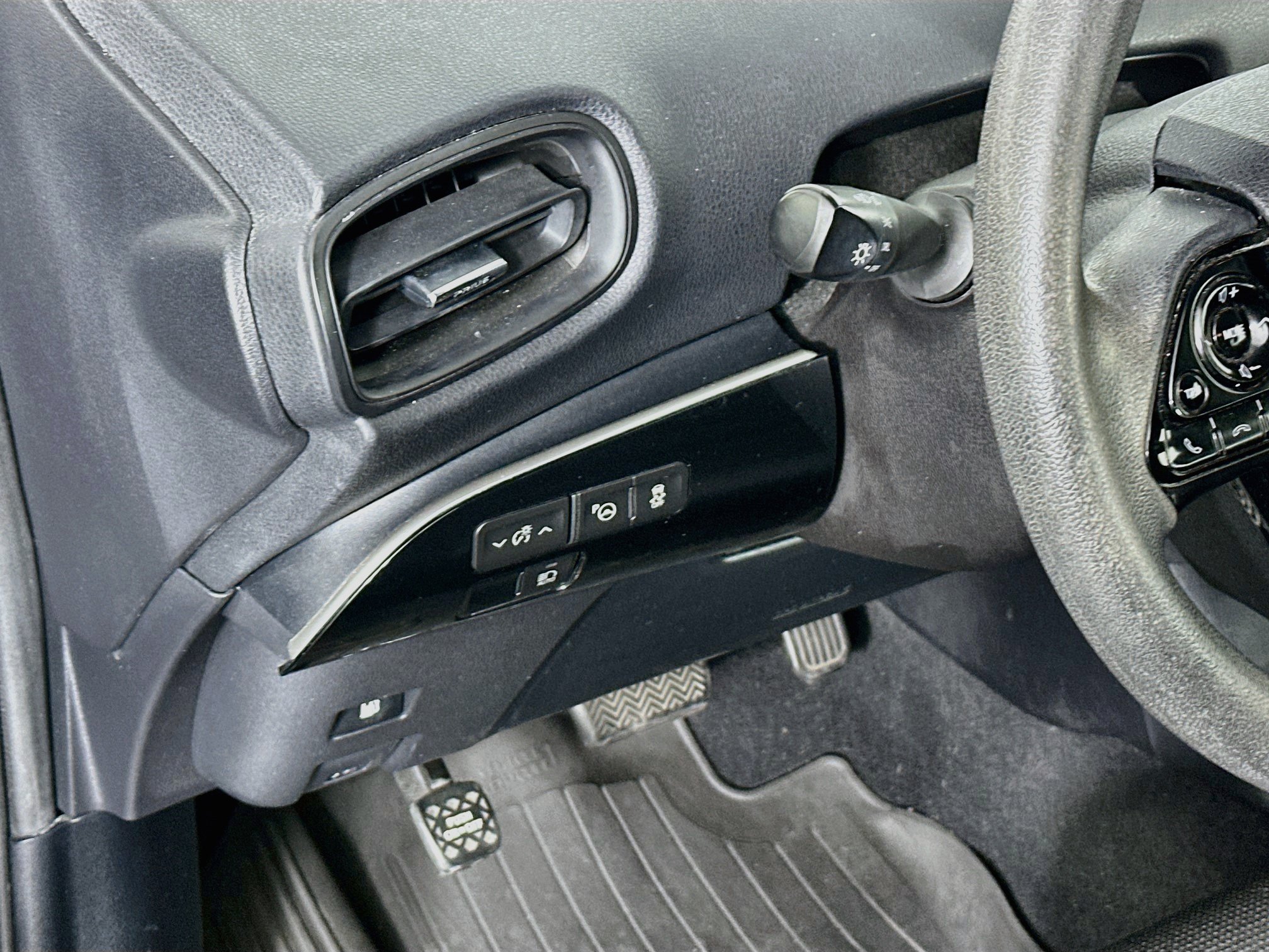 Used 2019 Toyota Prius LE FWD image 17