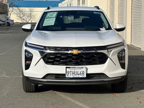 Used 2025 Chevrolet Trax LT w/ LT Convenience Package image 8