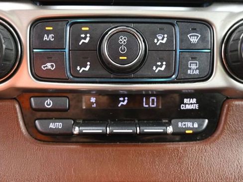 Used 2018 Chevrolet Suburban Premier AWD/4WD image 32
