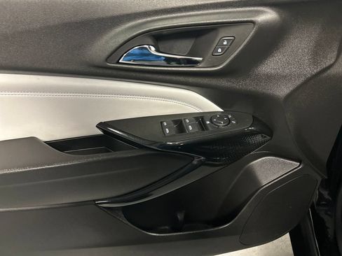 Used 2025 Chevrolet Trax LT FWD image 13