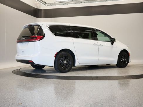 Used 2024 Chrysler Pacifica Touring-L image 45