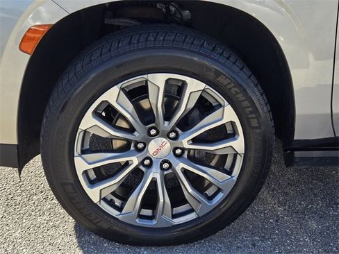 Used 2021 GMC Yukon Denali w/ Denali Premium Package image 13