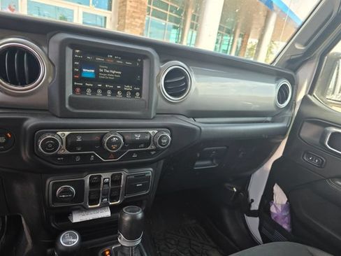 Used 2021 Jeep Wrangler Unlimited Sahara AWD/4WD image 16