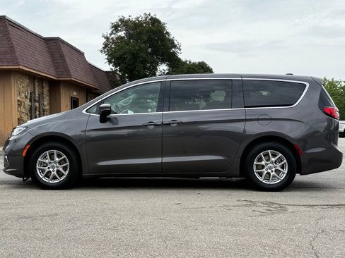 Used 2023 Chrysler Pacifica Touring-L FWD image 2